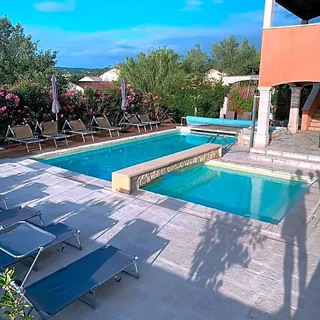 La Vieille Source לינה וארוחת בוקר 3*