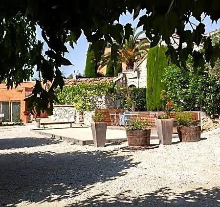La Vieille Source לינה וארוחת בוקר 3*